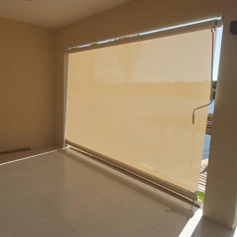 Toldo rolo instalado em sacada bege em Itatiba SP