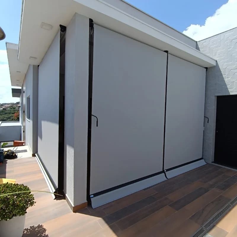 Toldo rolo vertical instalado em fachada em Itatiba SP