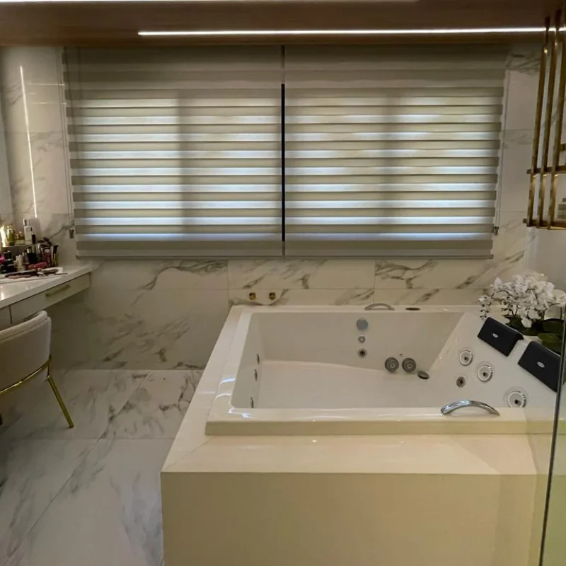 Projeto de persiana Double Vision em banheiro de luxo