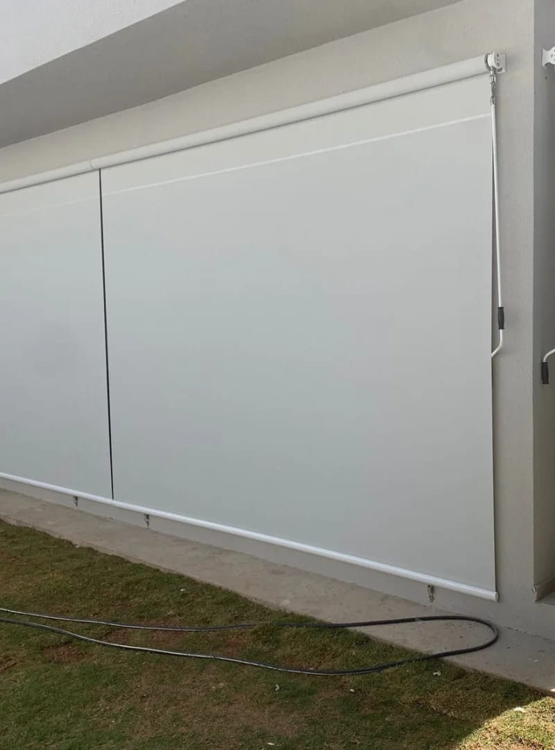 Toldo rolo vertical blackout instalado em área externa