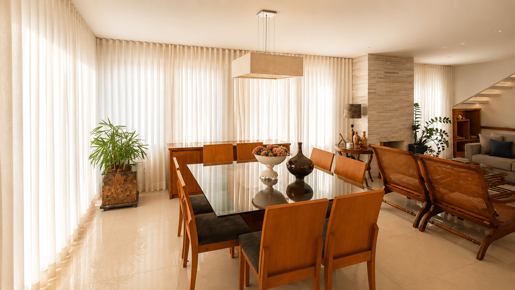 Ambiente decorado com cortina elegante