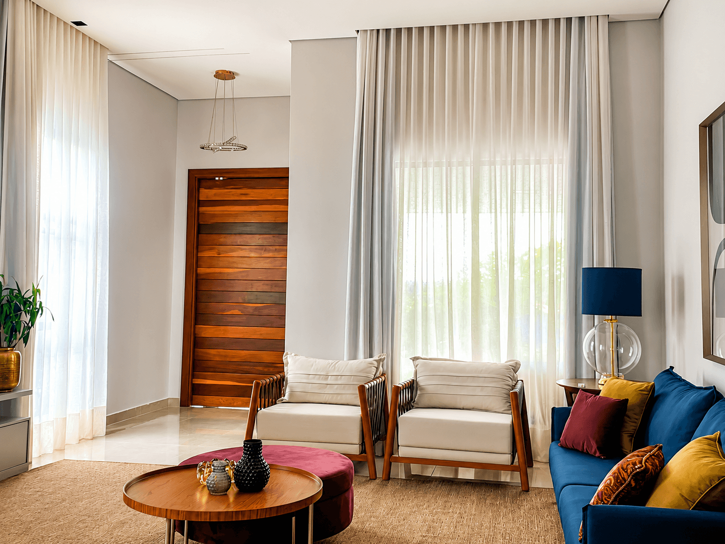 Cortinas sob medida instaladas em sala com pé direito duplo em Itatiba
