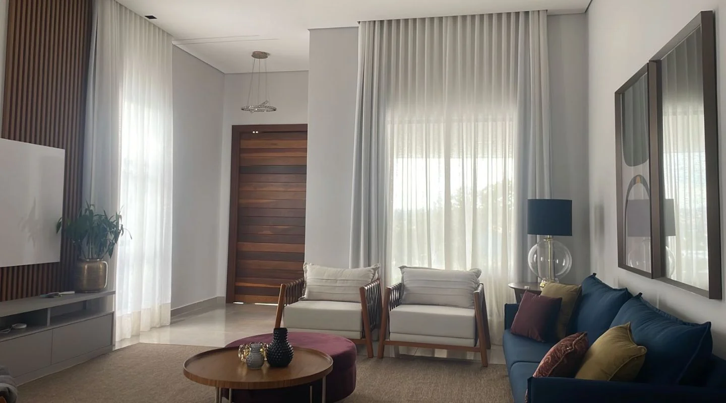 Cortinas sob medida instaladas em ambiente elegante em Itatiba SP